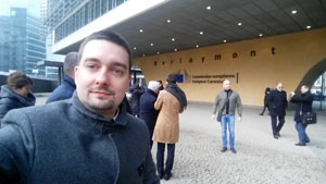 Przed wejściem do europarlamentu